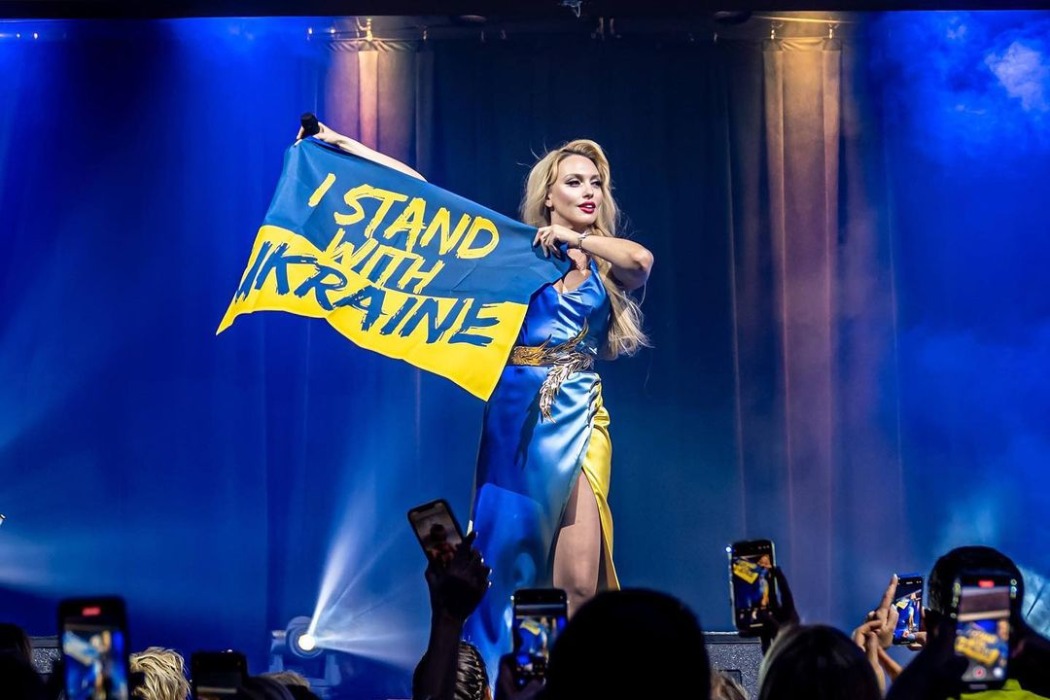 "Я в Україні": Оля Полякова дала концерт у метро на станції Майдан Незалежності (відео)