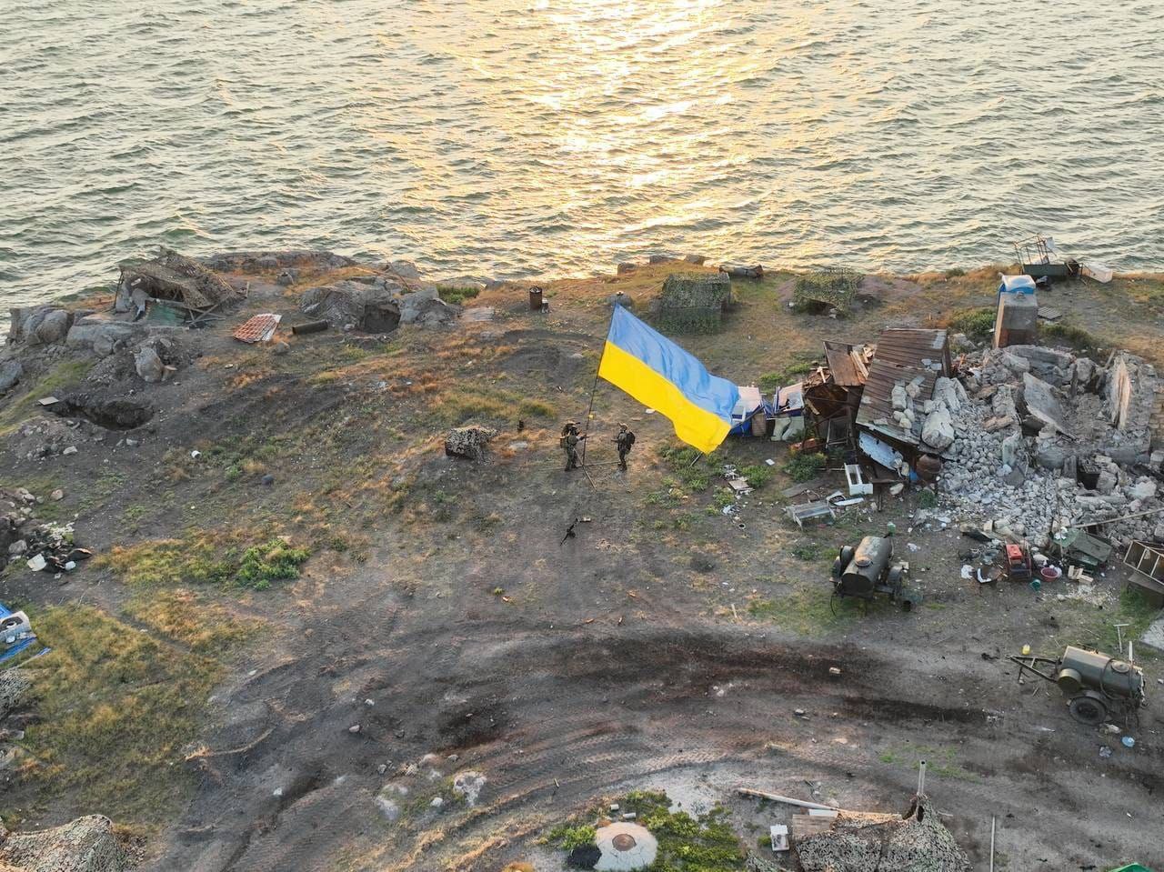 Зміїний — наш: на острові Зміїний встановили український прапор (відео)