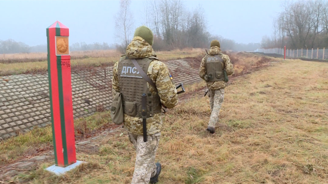 Можливий наступ з білорусі: українські захисники мінують небезпечні напрямки та готові до оборони (відео)