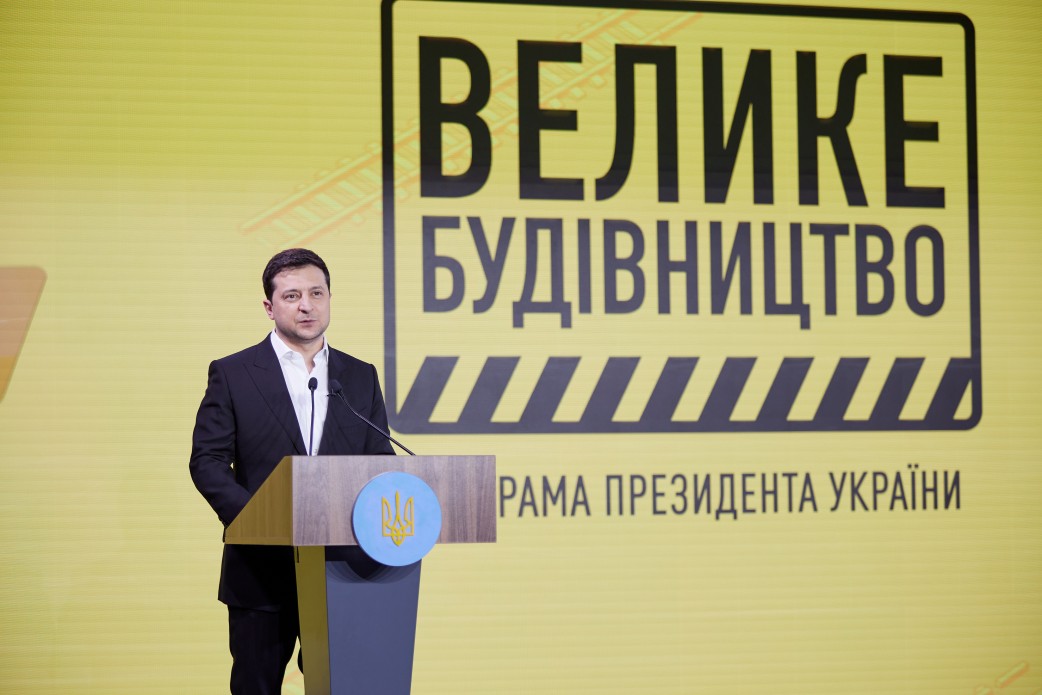 Зеленський заявив про необхідність ремонту доріг під час війни