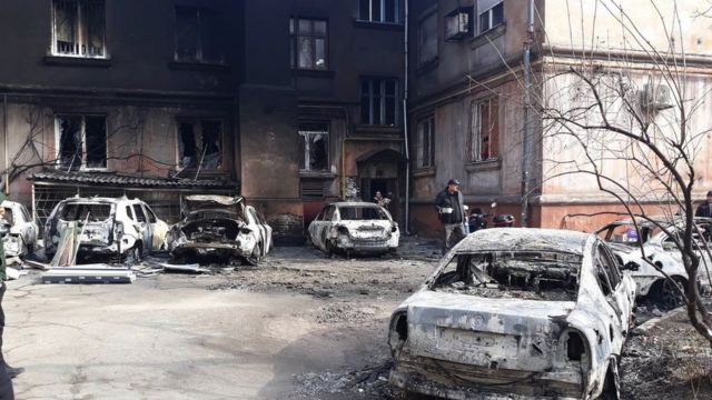 І вдень, і вночі: в окупованому Маріуполі окупанти крадуть вцілілі автомобілі