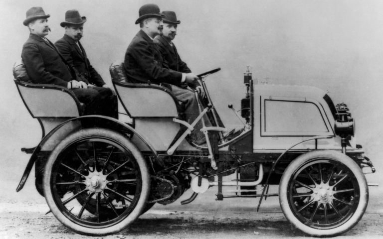 Перші автомобілі у Києві: знайдено фотографію машини 1898 року