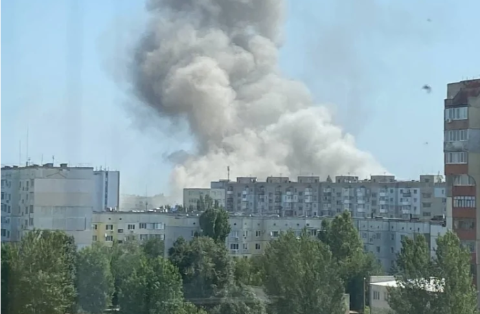 ЗСУ вдарили по штабу російський військ на заводі «Сокіл» в Новій Каховці (відео)