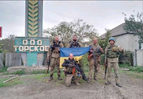 "Торське наше": у мережі з’явилося фото військових з прапором України