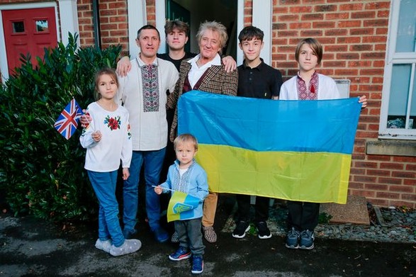 Музикант Род Стюарт дав притулок багатодітній родині біженців з України
