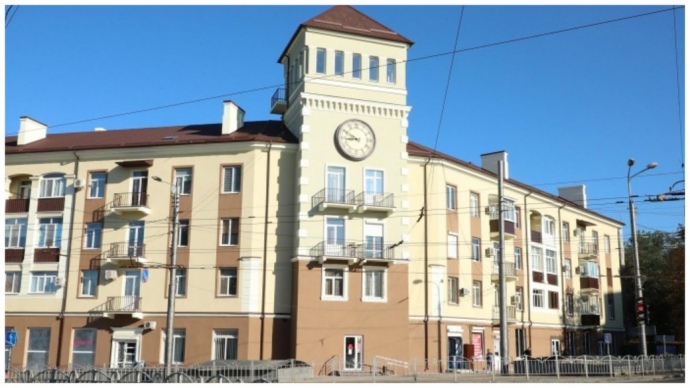 В окупованому Маріуполі росіяни знесли історичний будинок з годинником (фото)