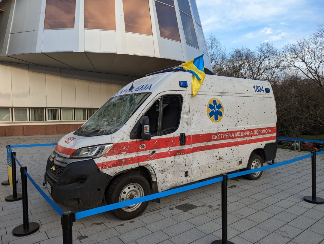 У Страсбурзі відкрили інсталяцію розстріляної росіянами машини швидкої допомоги