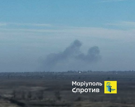 У Маріуполі пролунали три гучних вибухи і піднявся густий чорний дим - радник мера