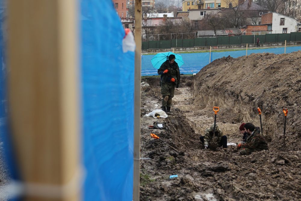 На Марсовому полі почали ексгумацію давніх військових поховань