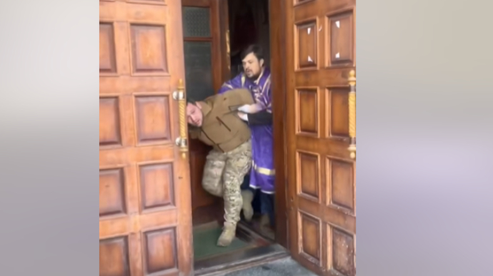 У соборі Хмельницького прихильники УПЦ МП побили військового (відео)