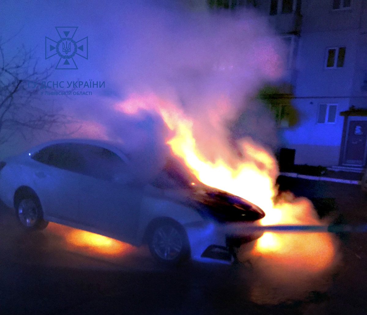 На Львівщині рятувальники ліквідували  пожежу в автомобілі