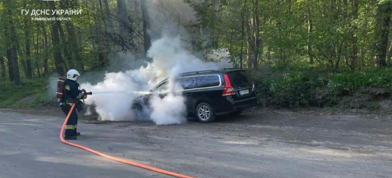 Неподалік Львова вогонь знищив «Volvo V70»