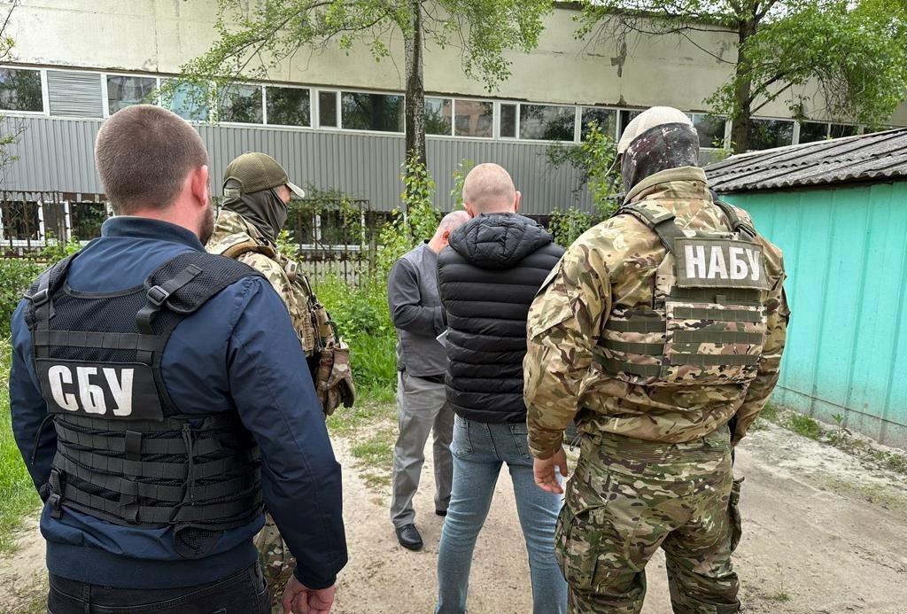 НАБУ і САП повідомили про підозру трьом посадовцям через махінації з добривами на 17 млн грн