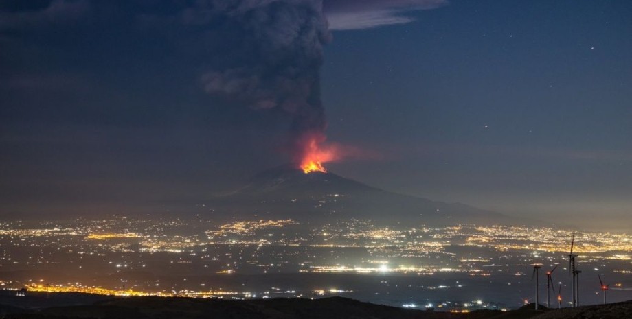 Прокинувся найактивніший вулкан Європи: Італію засипає чорним попелом (ВІДЕО)