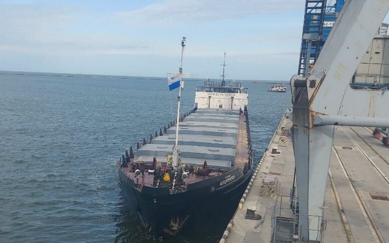 Викрадене українське зерно: з Маріуполя вийшло чергове судно рф