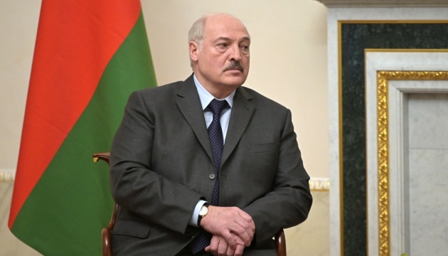 Лукашенко заявив, що ядерна зброя рф вже їде в білорусь