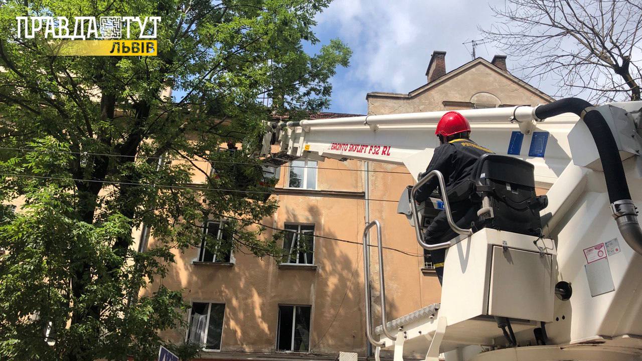 Удар по Львову: рятувальники робирають завали (ФОТО/ВІДЕО)