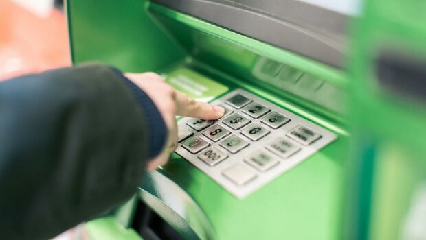 Від серпня для поповнення карт готівкою в терміналах буде потрібний телефон