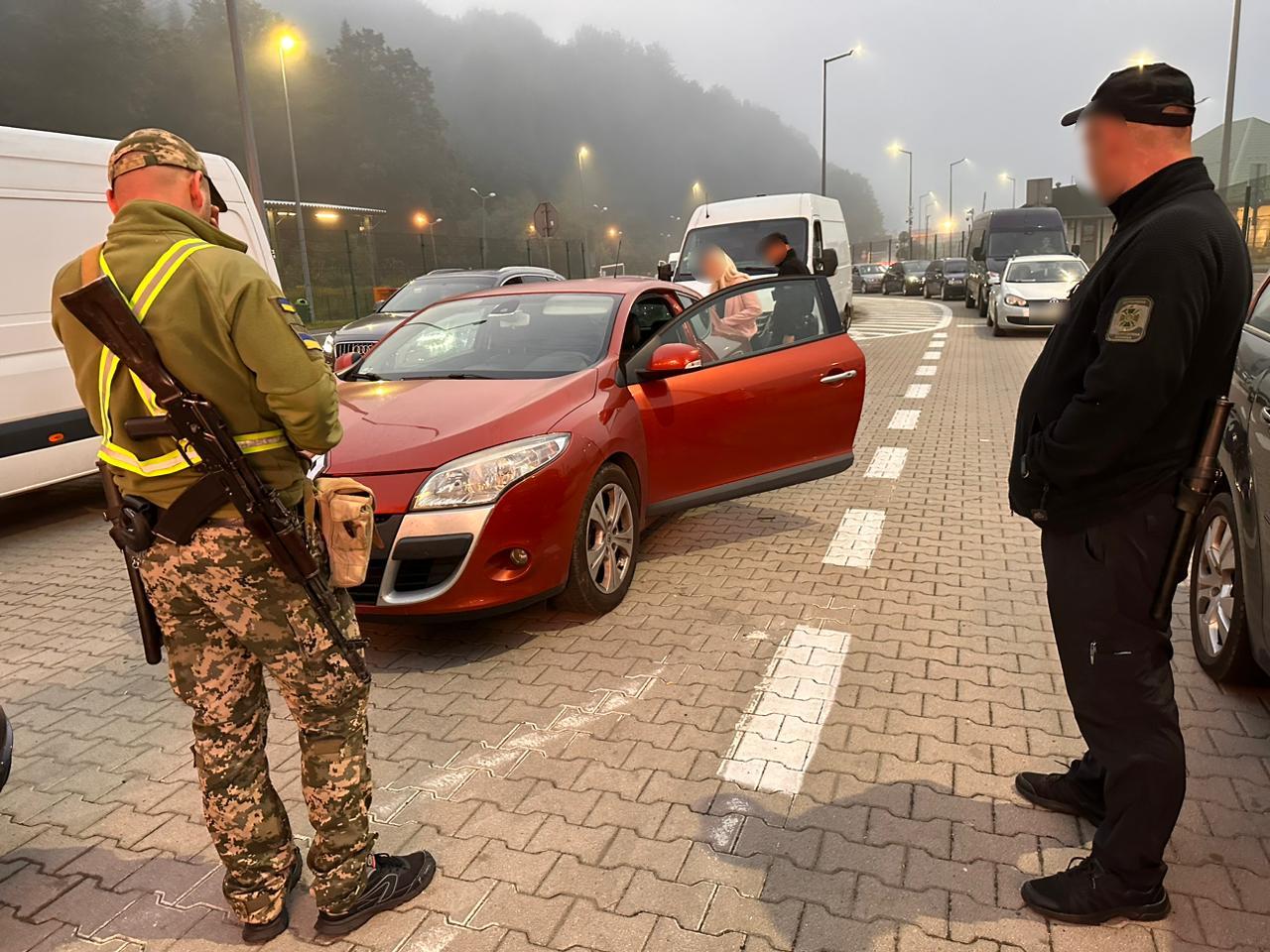 Громадянка Польщі сховала чоловіка під ковдру, щоб перевезти його через український кордон