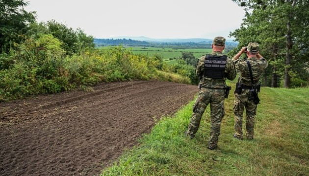 Нелегальні мігранти намагаються попасти у Польщу з боку Білорусі