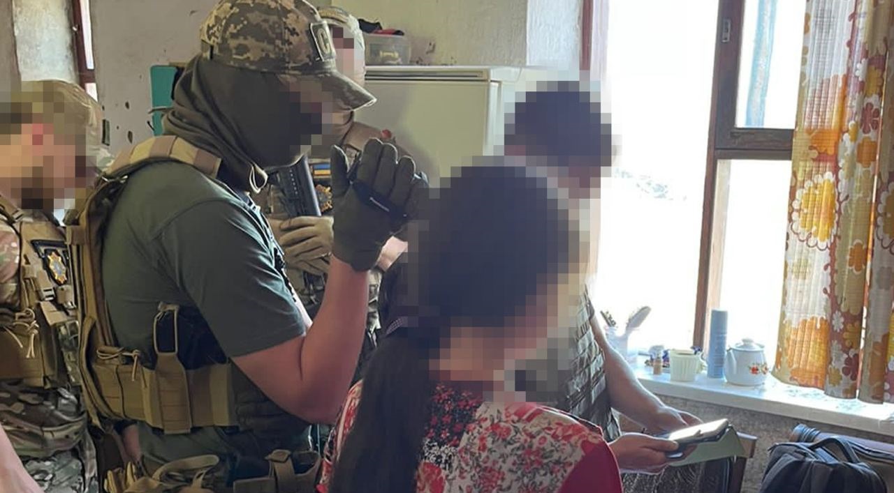 "Полювали" на ППО та "зливали" персональні дані військових ЗСУ: СБУ затримала у Запоріжжі двох агенток фсб