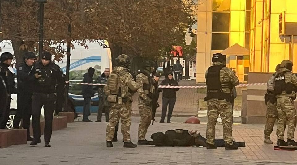 У Києві озброєнний чоловік намагався захопити  бізнес-центр: спецппризначенці поліції затримали його