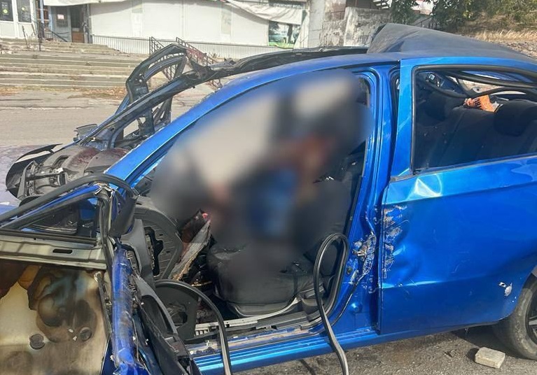 На Херсонщині окупанти скинули вибухівку з дрона на цивільну автівку: є загиблі (фото 18+)