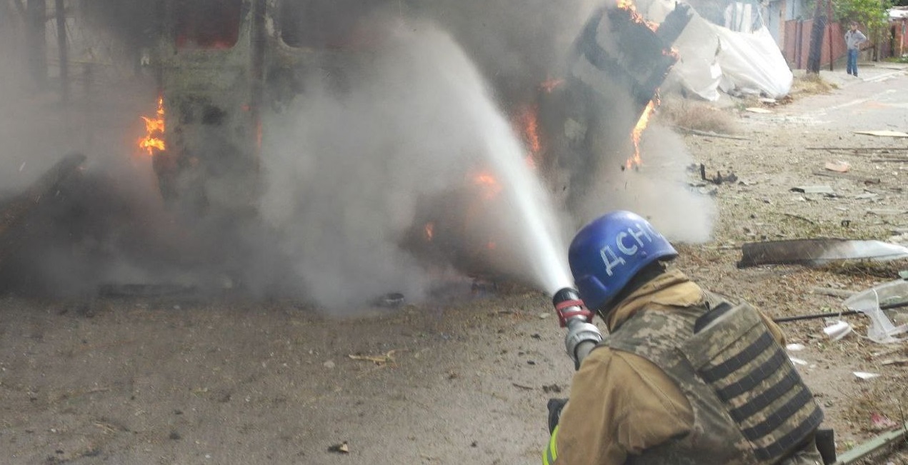 Під час обстрілу Нікополя двоє рятувальників отримали поранення