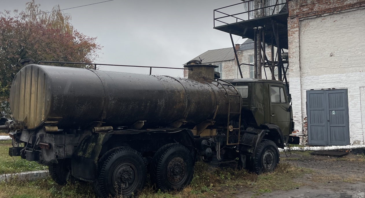 Підземні резервуари та замасковані входи: БЕБ викрило підпільний спиртзавод на Чернігівщині