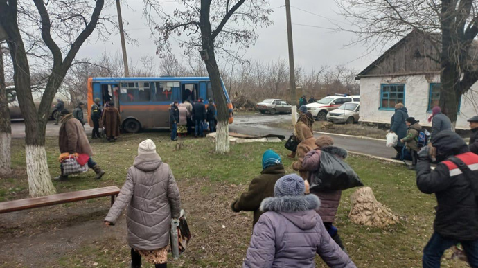 Евакуаційна група поліції вивезла із села під Авдіївкою останніх цивільних