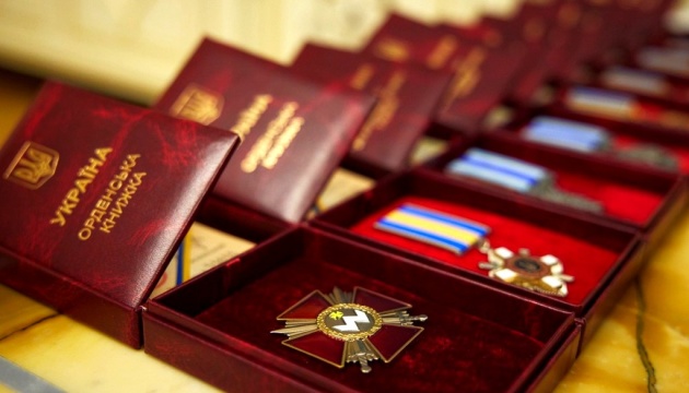 Президент нагородив 328 військових, 153 з них - посмертно