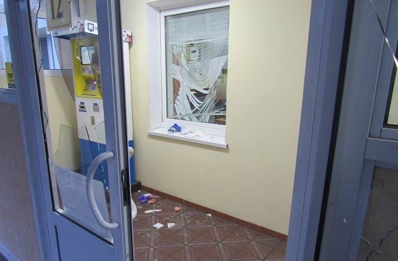 У Києві дебошир розбив скло в адмінбудівлі і травмував охоронця
