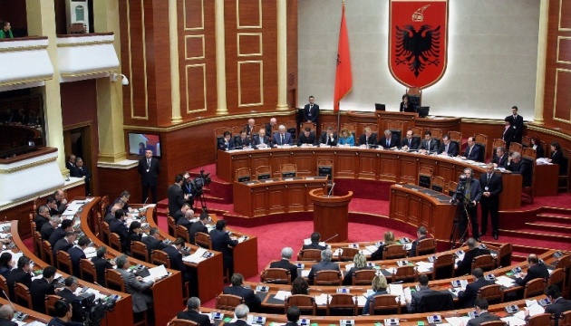 Албанські опозиційні депутати влаштували пожежу в залі парламенту