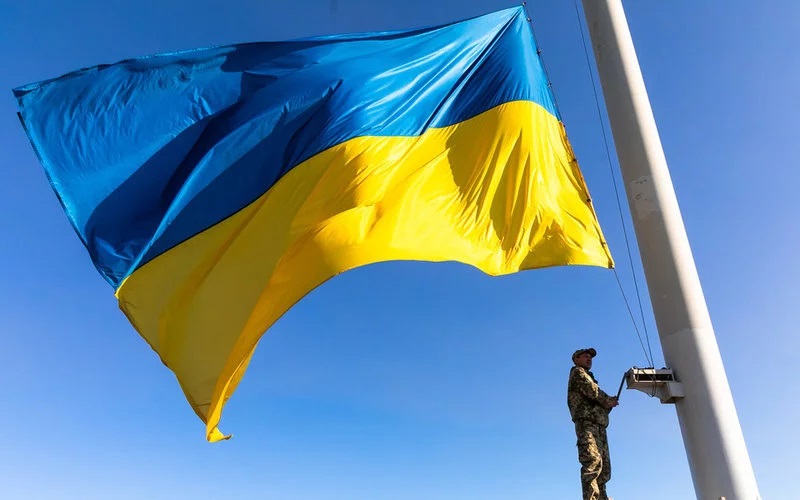 Сильний вітер розірвав найбільший прапор України у Києві