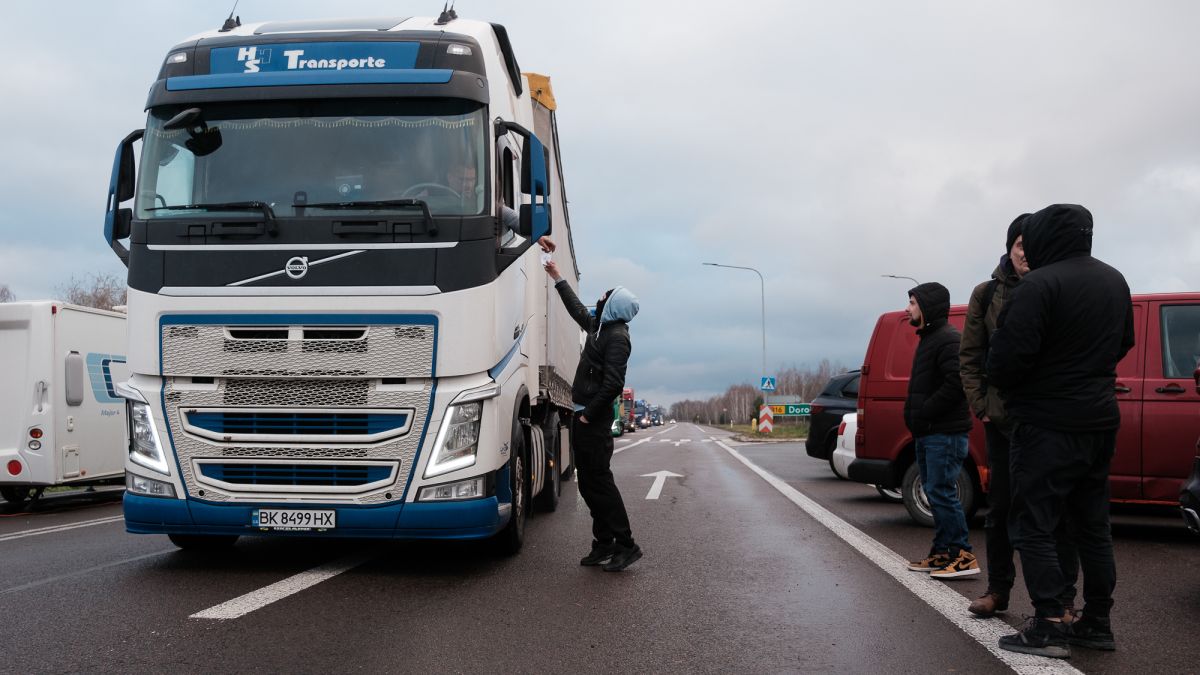 У Польщі посилили контроль за українськими вантажівками - міністр