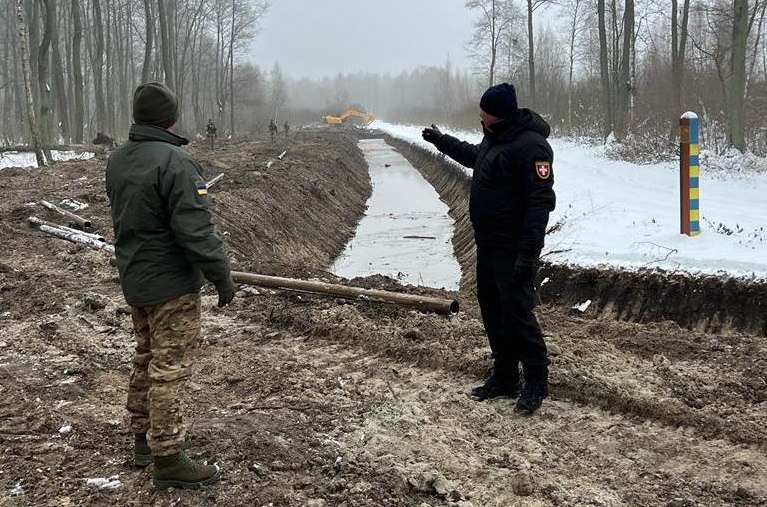 На українсько-білоруському кордоні будують нові оборонні споруди