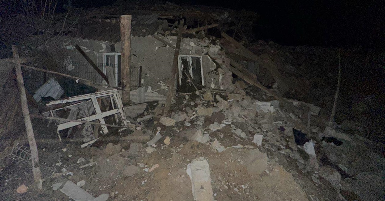 Обстріл Херсонщини: під завалами будинку загинула жінка