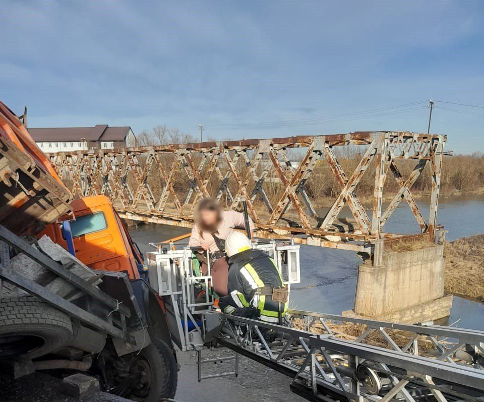 На Івано-Франківщині надзвичайники врятували жінку з вантажівки