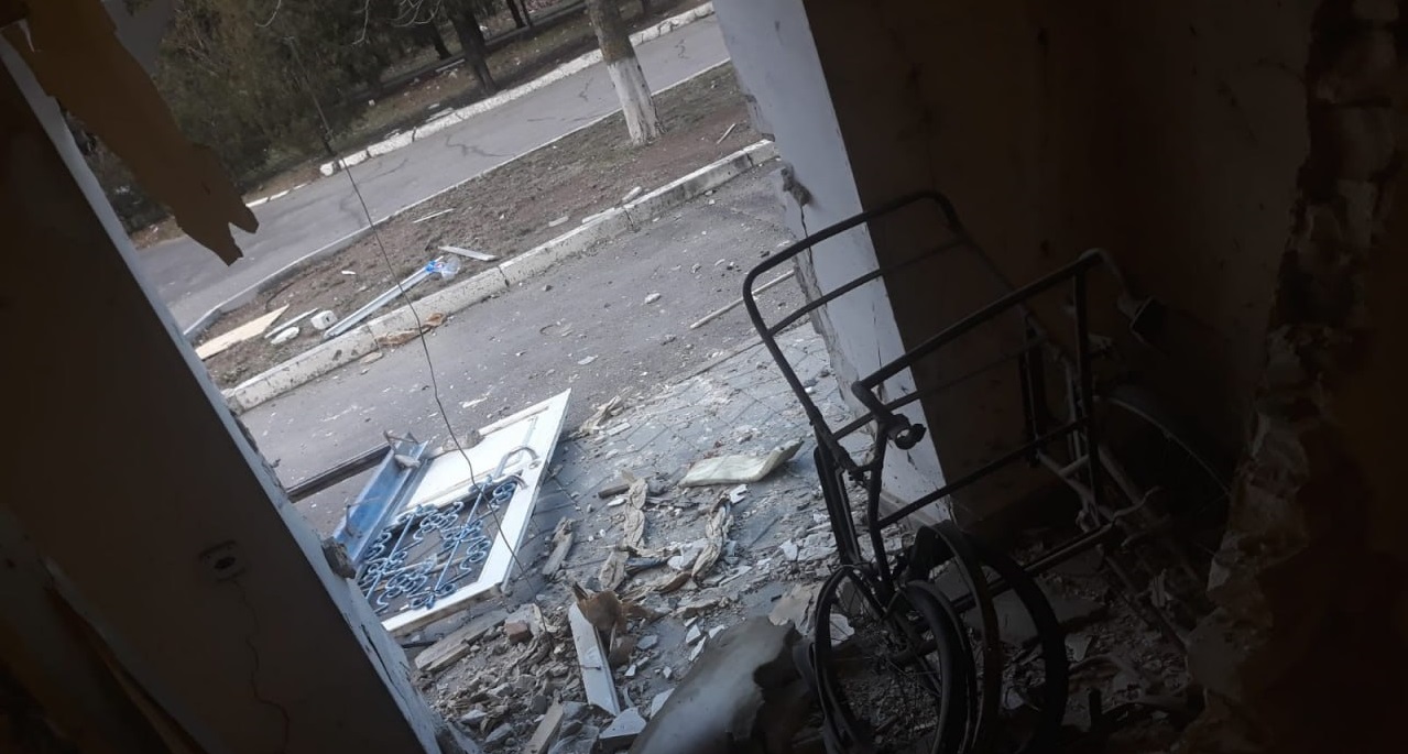 Окупанти атакували з безпілотника лікарню в Бериславі: є поранений