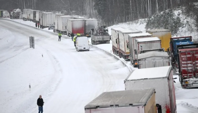 У Швеції потужний снігопад заблокував на трасі 1000 автомобілів