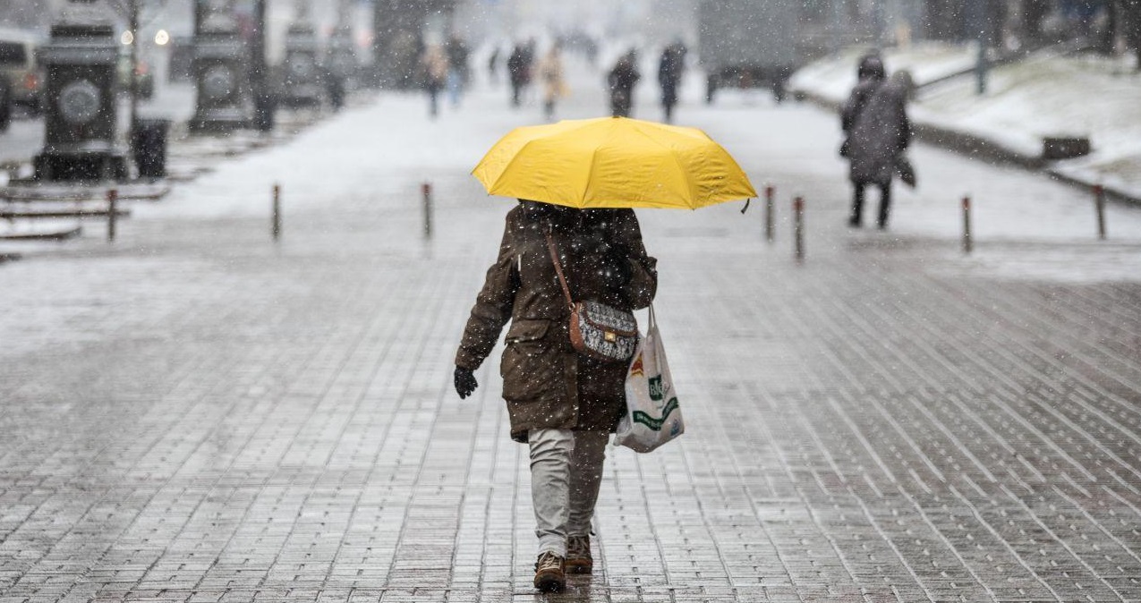 Мокрий сніг "розгуляється" майже по всій Україні, подекуди - хуртовини