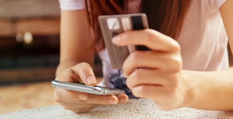 Тернополянка втрапила на шахраїв: зняли з банківської картки 90 тис. грн