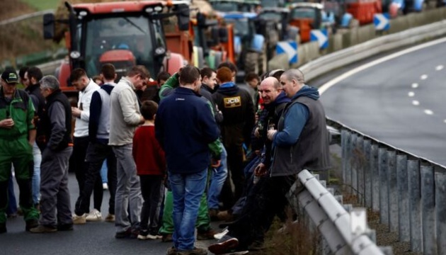 Французькі фермери заблокували автомагістралі поблизу Парижа