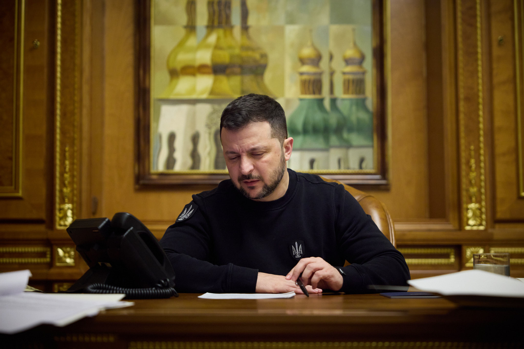 Зеленський обговорив із Макроном ситуацію на полі пою і потреби України у зброї