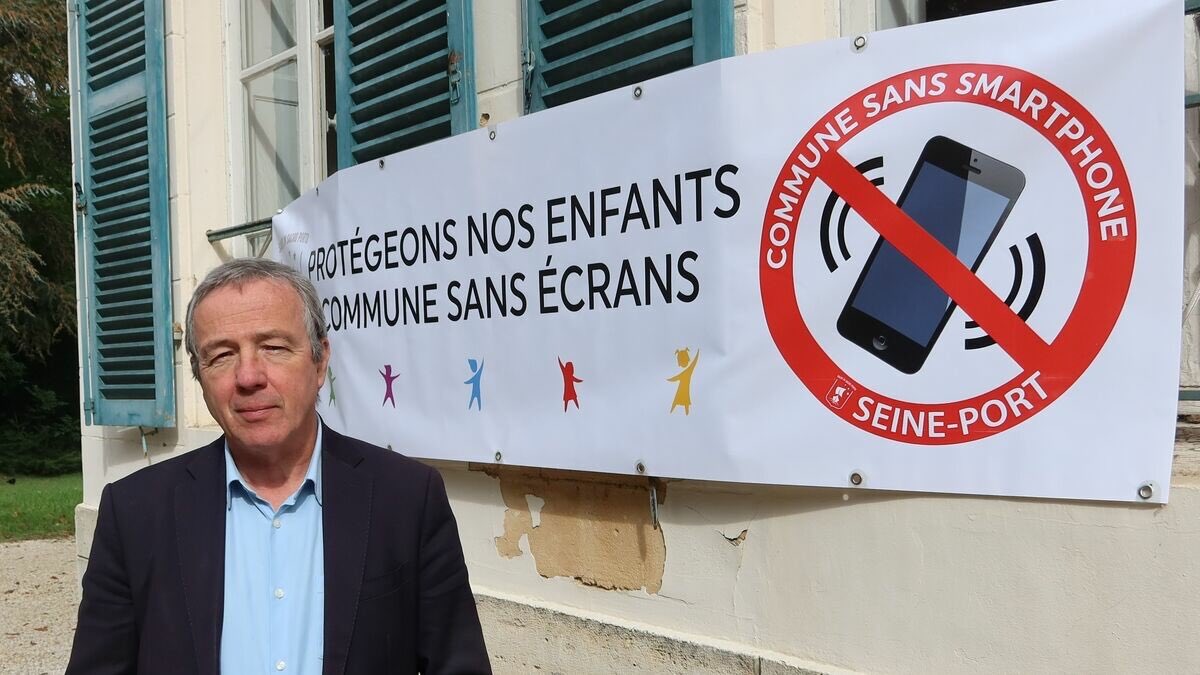 У Франції люди підтримали заборону на користування смартфонами у громадських місцях