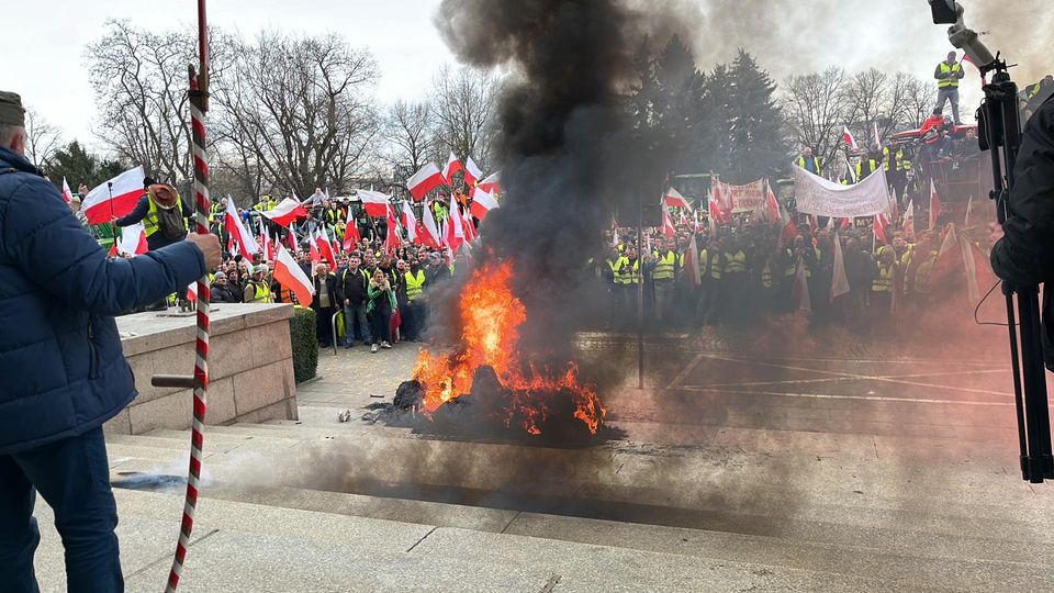 У Вроцлаві польські фермери закидали яйцями офіс Єврокомісії: на протест вийшли близько тисячі людей