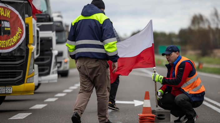 Польські страйкарі почали пропускати легкові авто й автобуси на двох пунктах пропуску