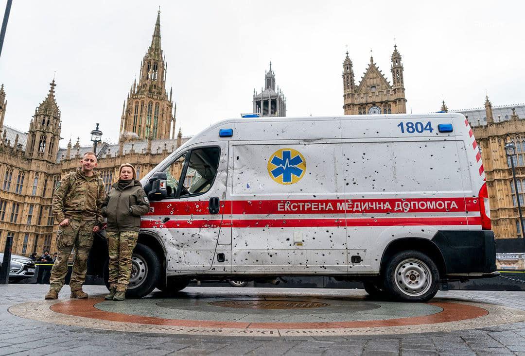 Українські фронтові медики привезли у центр Лондона розстріляну швидку з Харкова