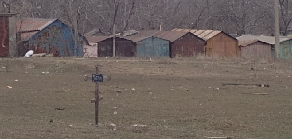 В окупованому Маріуполі виявили ще одне місце стихійного поховання людей