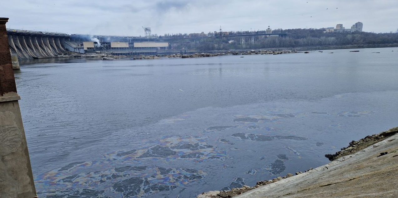 Внаслідок удару по ДніпроГЕС зафіксовано витік нафтопродуктів у річку Дніпро